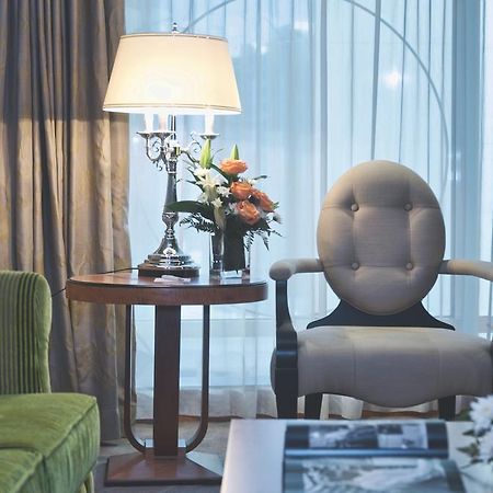 Wiseman Grand Hotel Doha Exterior foto A living room at the hotel