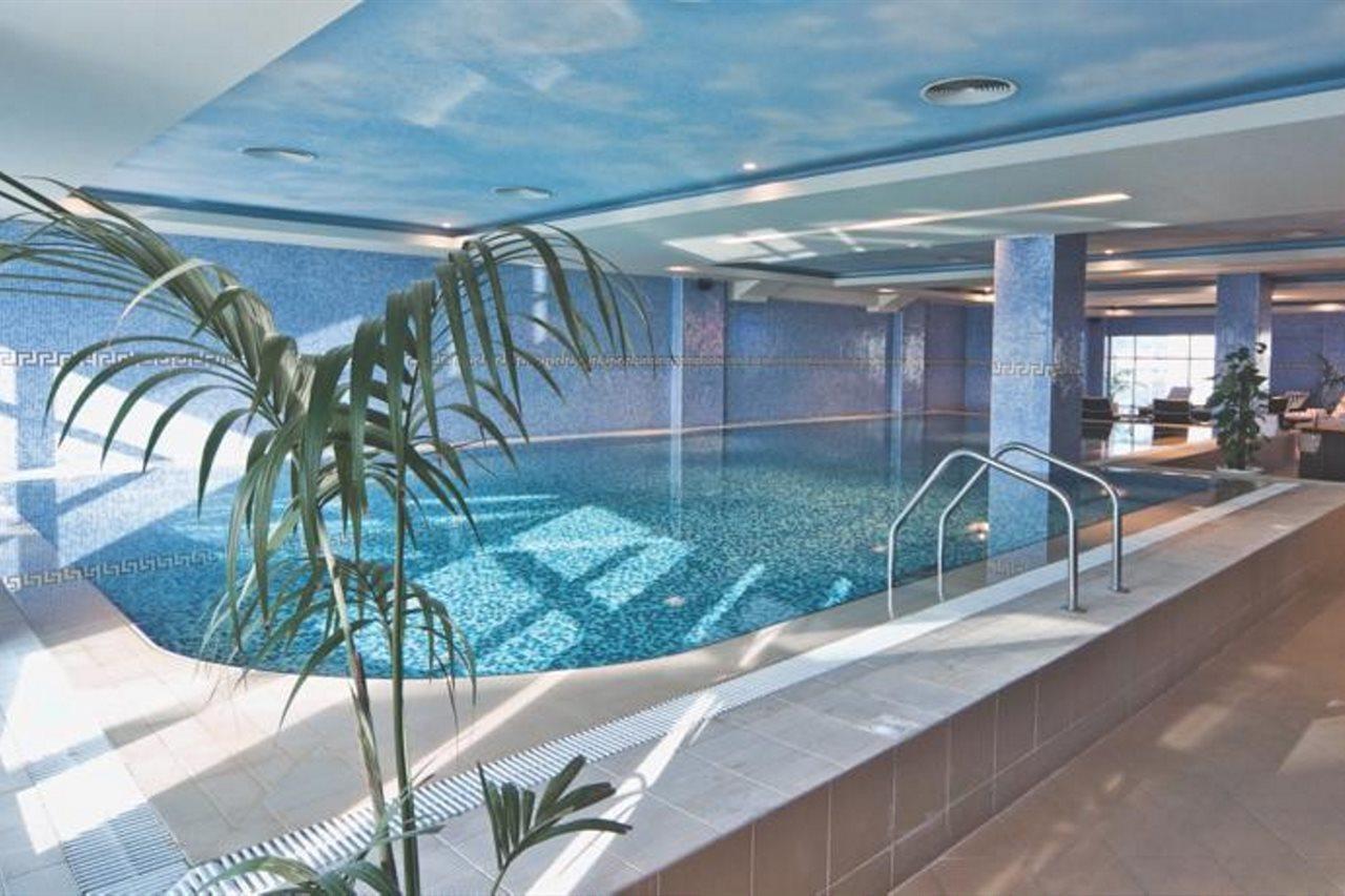 Wiseman Grand Hotel Doha Exterior foto The swimming pool at the hotel